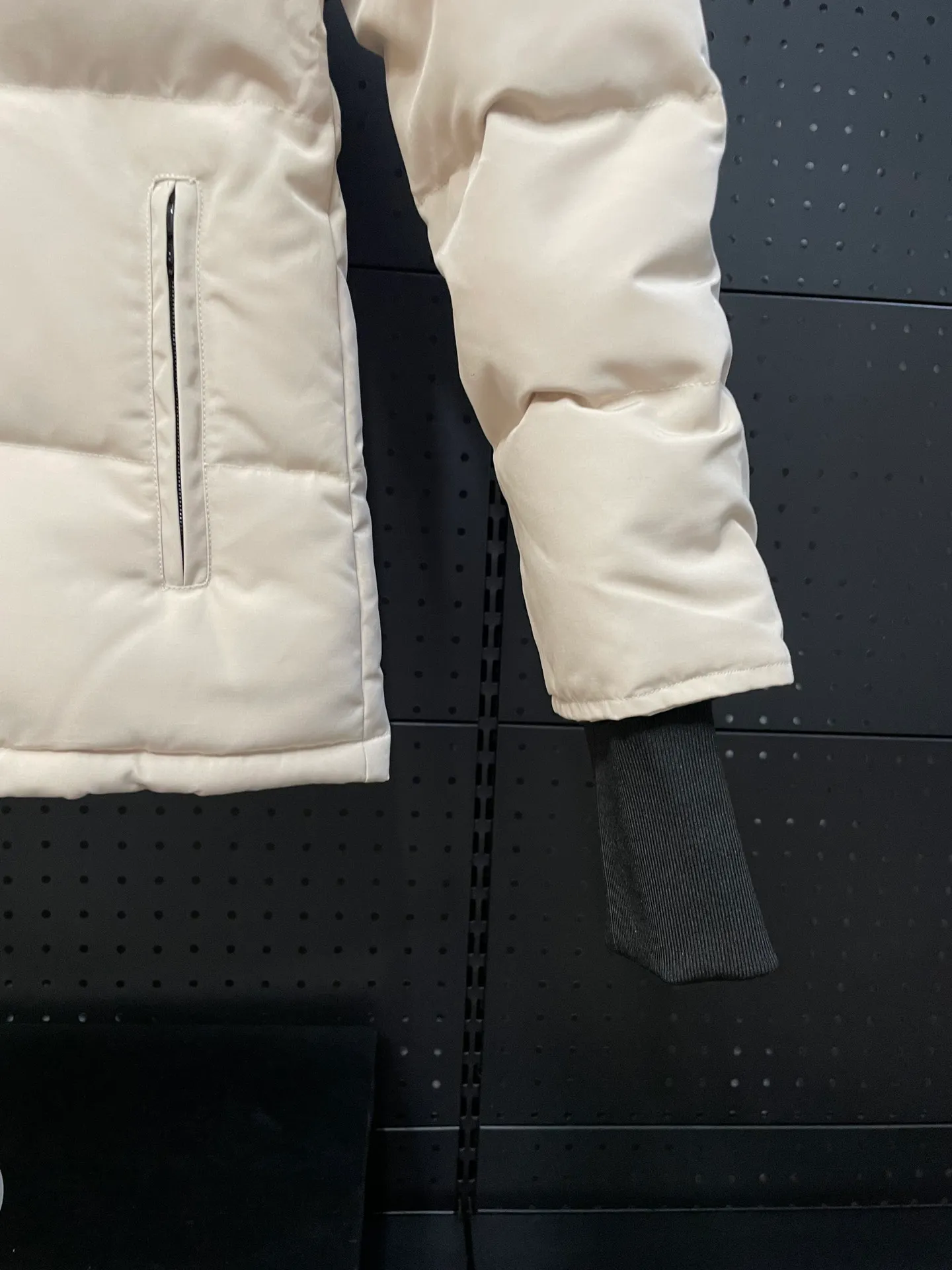 P880 off-white Canadian CANADA GOOES 04 model/women's model. The Arctic and Antarctic scientific expedition teams and others choose Canada Goose as their cold-proof equipment, the Rolls-Royce of down jackets.  ➖ Industry-leading anti-counterfeiting chip sensing.  ➖ Imported Behringer embroidery machines and customized embroidery labels, the highest level and industry leading.  ➖ Imported Korean 21-count polyester-cotton blended original fabric, TC85 waterproof coated fabric, water-repellent, windproof and wear-resistant.  ➖ The new national standard 80 white duck down is filled with an average of 520 grams of down. The amount of down filled is industry-leading.  ➖ 100% nylon lining with double double-layer sealing design to prevent velvet running, and seamless thread design on the cuffs!  ➖ Western Canadian Green Wolf Collar.  ➖ Yoshida YKK provides original factory-customized electroplated sliders. YKK two-way lockable zippers are tight and smooth and do not peel off paint.  ➖ 3M composite Velcro is durable and the accessories and hardware are all custom-made. Only for the purest goose, the most dedicated, the most professional, the highest quality, the highest cost performance!    SIZE:XS-XXL